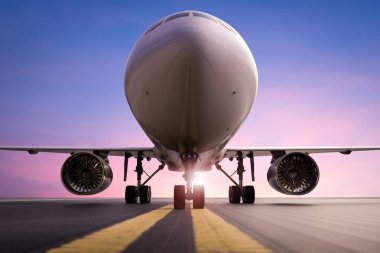 uçak pist üzerinde