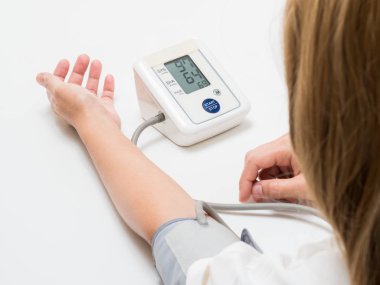 Kan basıncını ölçüyorum. 