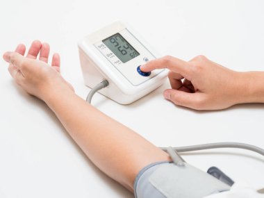 Kan basıncını ölçüyorum. 