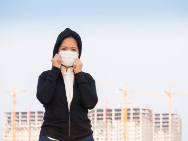 Asyalı kadın giyiyor yüz maskesi 