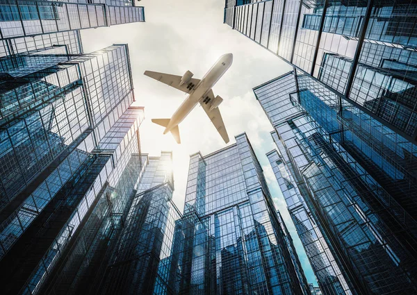 Avión volando en la ciudad — Foto de Stock