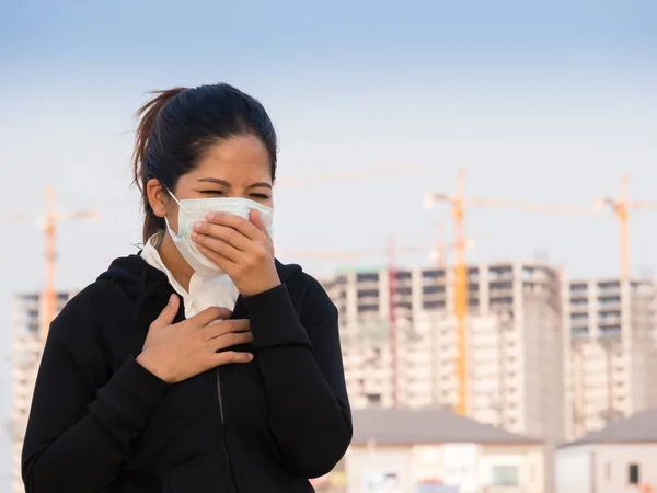 Asiática mulher vestindo máscara facial e tosse — Fotografia de Stock