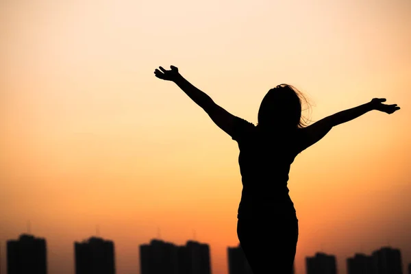 Silhouette succès femme mains en l'air — Photo