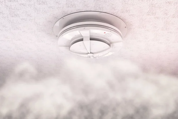 천장에 달린 연기 감지기 — 스톡 사진