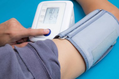 Kan basıncını ölçüyorum. 