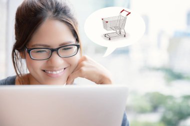 Asyalı kadın online alışveriş