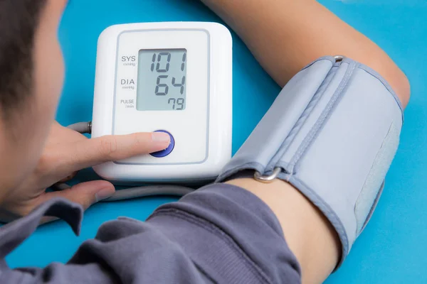 测量血压 — 图库照片