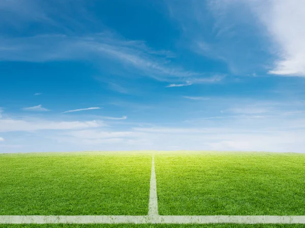 Campo de fútbol vacío con cielo azul —  Fotos de Stock