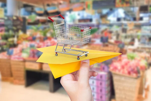 Pojęcie dostawy towarów z papieru samolot koszyk w superma — Zdjęcie stockowe