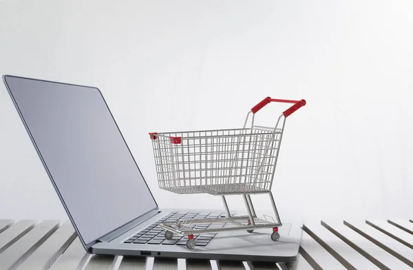 Concepto de compras en línea con carrito de compras en el teclado —  Fotos de Stock