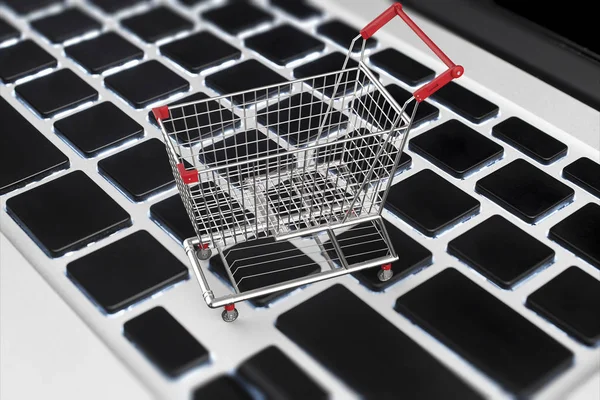Conceito de compras on-line com carrinho de compras no teclado — Fotografia de Stock