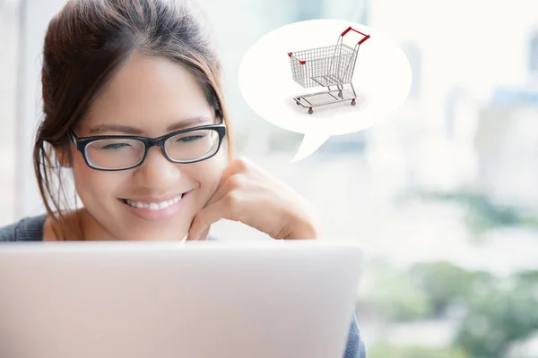 Азиатские женщины покупки онлайн — стоковое фото