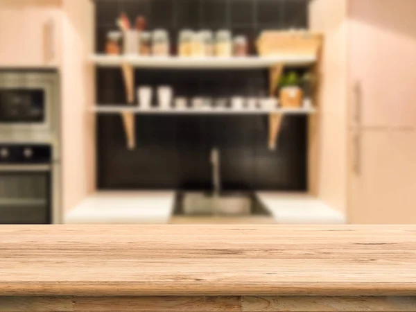 Ξύλινο πάγκο με φόντο κουζίνα — Φωτογραφία Αρχείου
