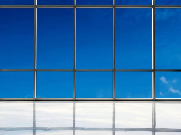 Estudio en blanco con cielo azul — Foto de Stock