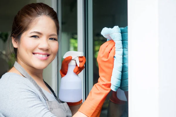 Pencere camına temizlik Asya ev kadını — Stok fotoğraf