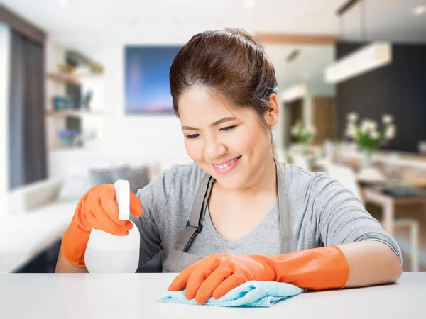 Asya ev kadını masada süpürme — Stok fotoğraf