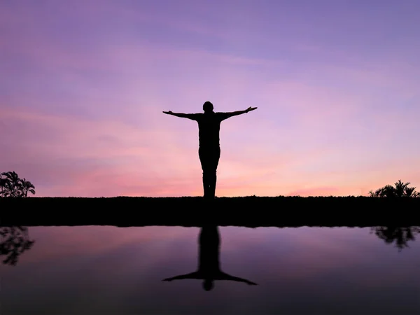 Silhouette uomo braccia aperte — Foto Stock