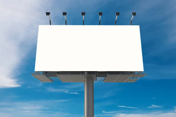 Leere Plakatwand mit blauem Himmel Hintergrund — Stockfoto