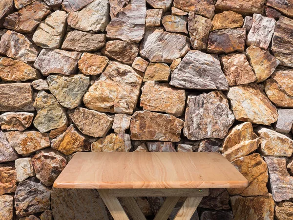 Mesa de madera con fondo de piedra marrón — Foto de Stock