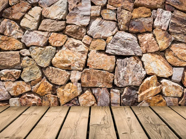 Piso de madera con fondo de piedra marrón — Foto de Stock