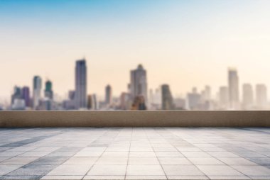 Cityscape arka plan ile çatı üst balkon