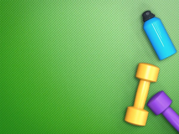 Kolorowe hantle z butelki — Zdjęcie stockowe