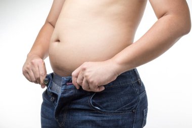 kumaş üzerinde çalışan kilolu adam