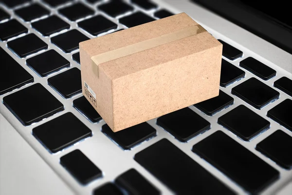 Concepto de negocio en línea con caja de cartón en el teclado —  Fotos de Stock