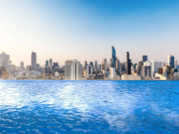 Piscina a sfioro in città — Foto Stock