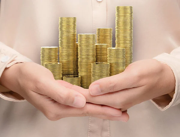 Hand met stapel van gouden munten — Stockfoto