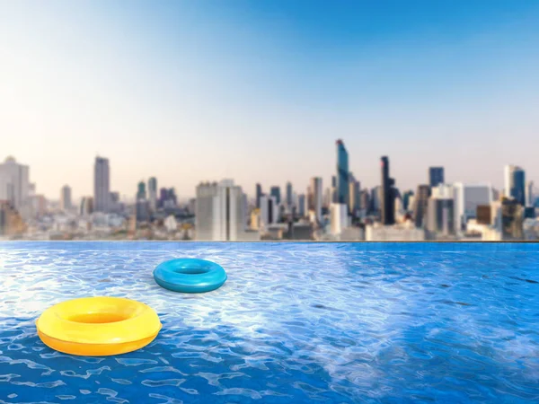 sonsuzluk havuzu yüzme yüzüğü 