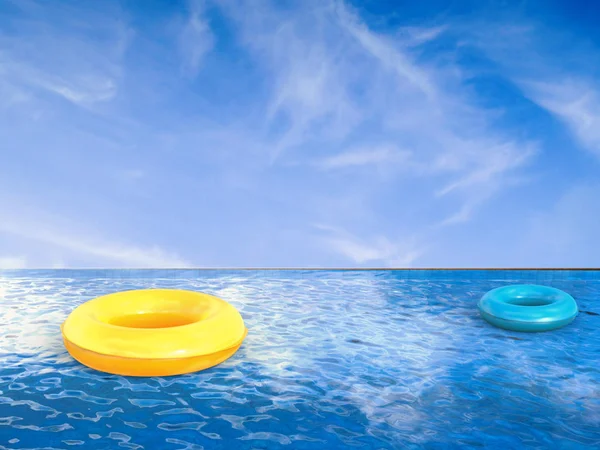 Úszni a gyűrű feszített víztükrű medence — Stock Fotó