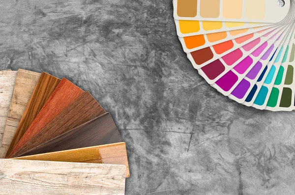 Barevné vzorníky a dřevěný barevný průvodce — Stock fotografie