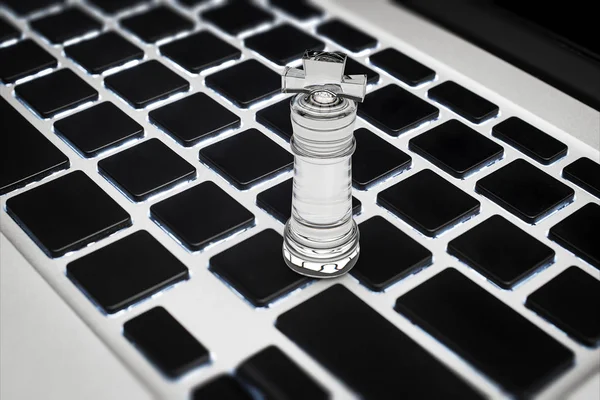 Online-Geschäftsstrategie mit Schachkönig auf der Tastatur Stockbild