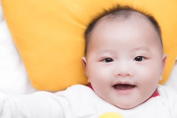 Asiático bebê sorrindo — Fotografia de Stock