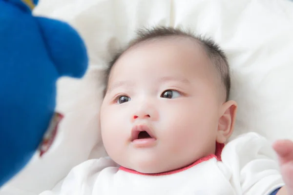 Bebê com boneca — Fotografia de Stock
