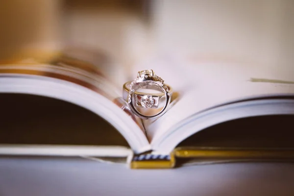 Diamond wedding rings — Stock Photo, Image