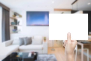 iç arka plan ile boş kağıt tutan el