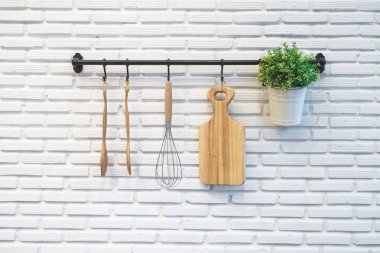 beyaz duvar mutfak raf