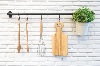 tuğla duvar mutfak raf