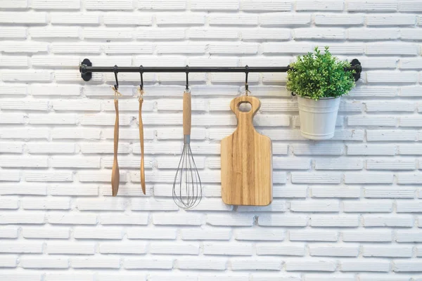 beyaz duvar mutfak raf