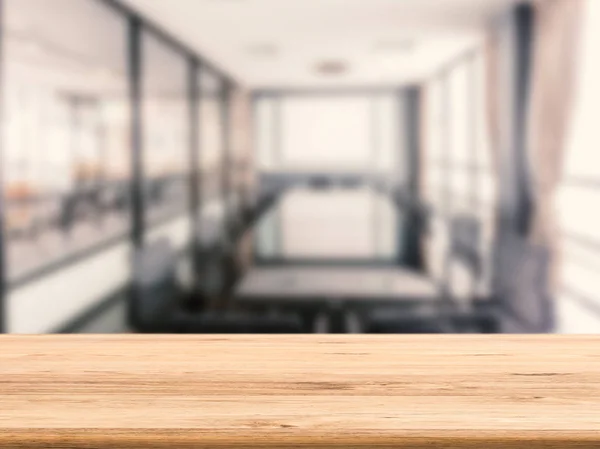 Holztisch mit Bürohintergrund — Stockfoto