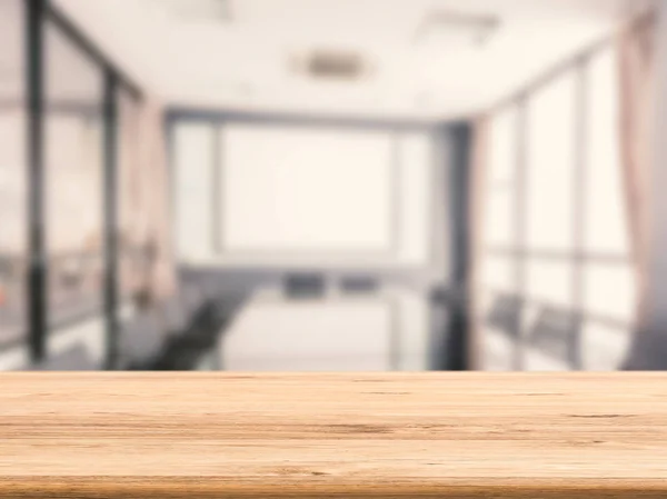 Holztisch mit Bürohintergrund — Stockfoto