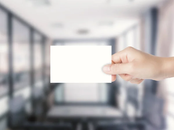 Mano celebración en blanco tarjeta de identificación — Foto de Stock