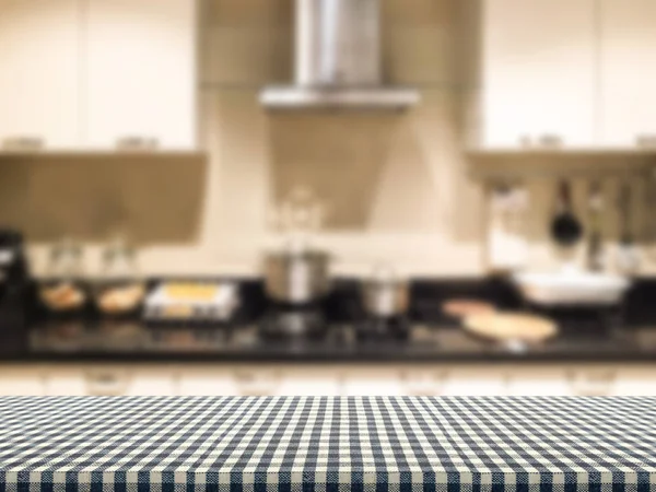 Geruite tafelkleed met keuken achtergrond — Stockfoto