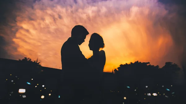 Silhouette bride and groom — Stock Photo, Image
