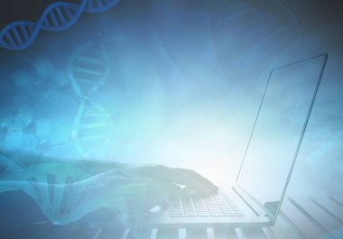 defter üzerinde çalışıyor