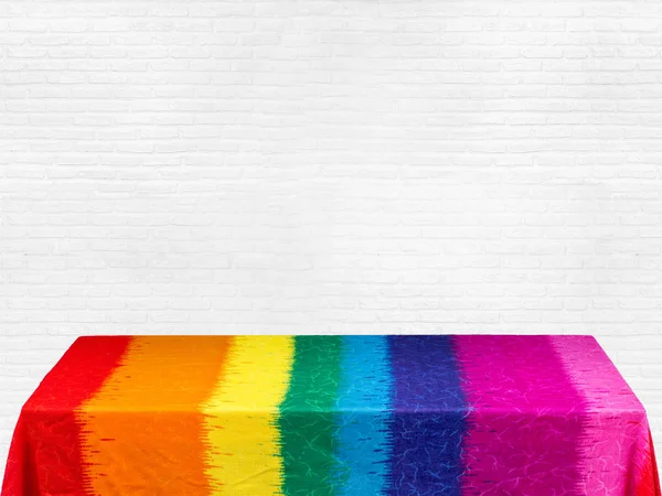 Regenboog tafelkleed op witte achtergrond — Stockfoto