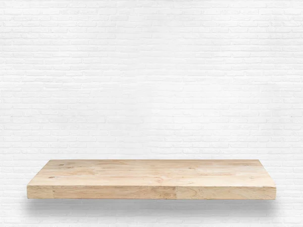 Prateleira de madeira no fundo branco — Fotografia de Stock