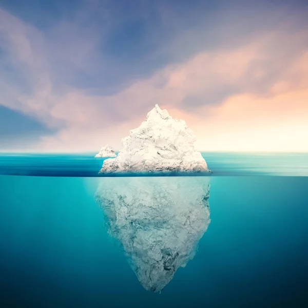 Modelo iceberg no oceano azul — Fotografia de Stock